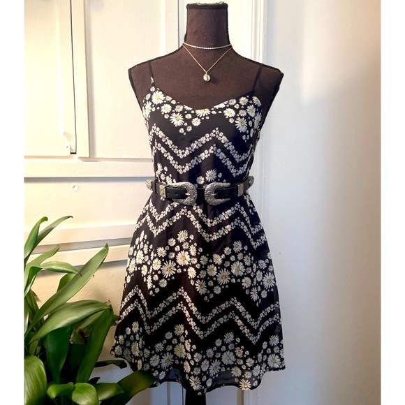 Adorable Daisy Print Sun Dress - Picture 1 of 8